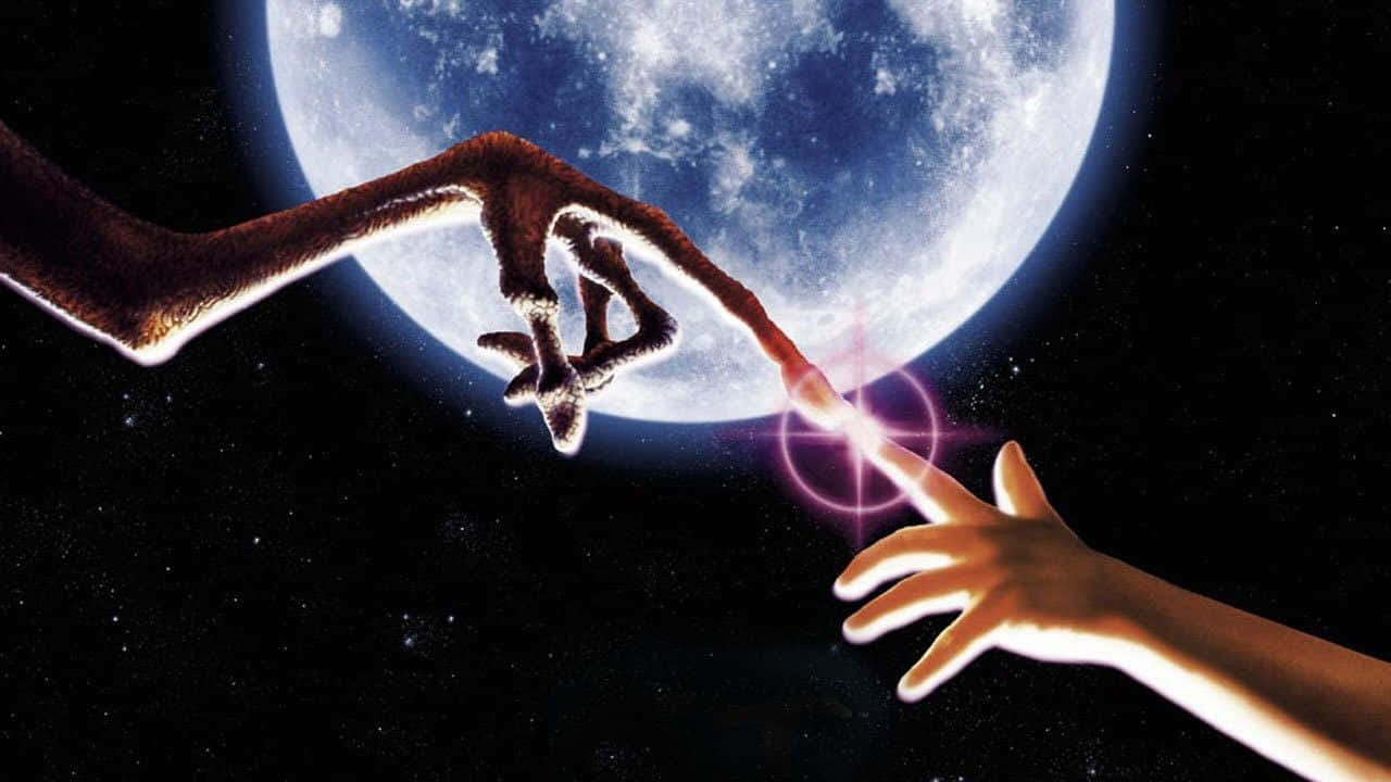 人類和恐龍的手在太空中靠近藍色月亮互相伸向對方。