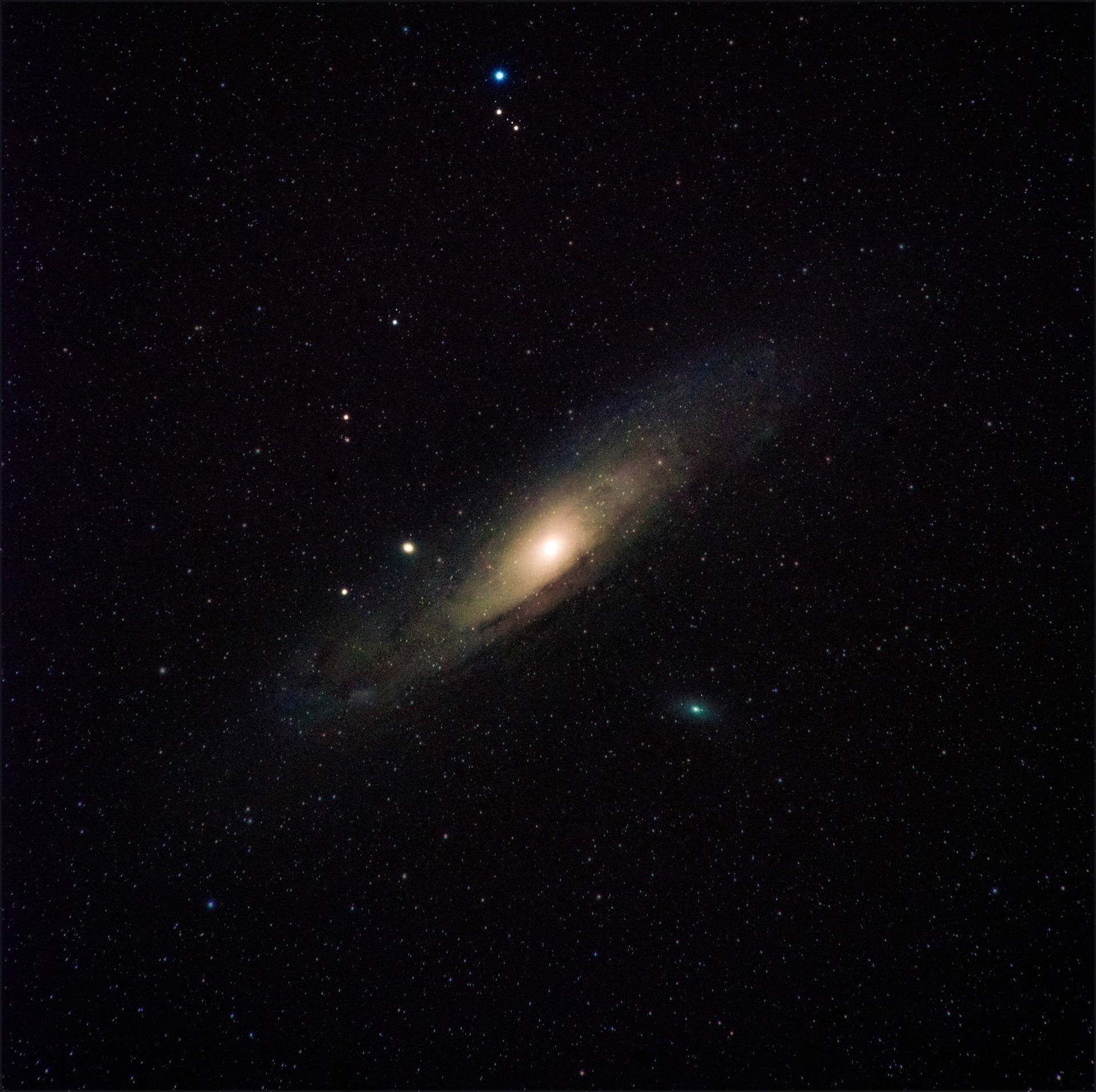 在深空中具有明亮核心和星空背景的螺旋星系。