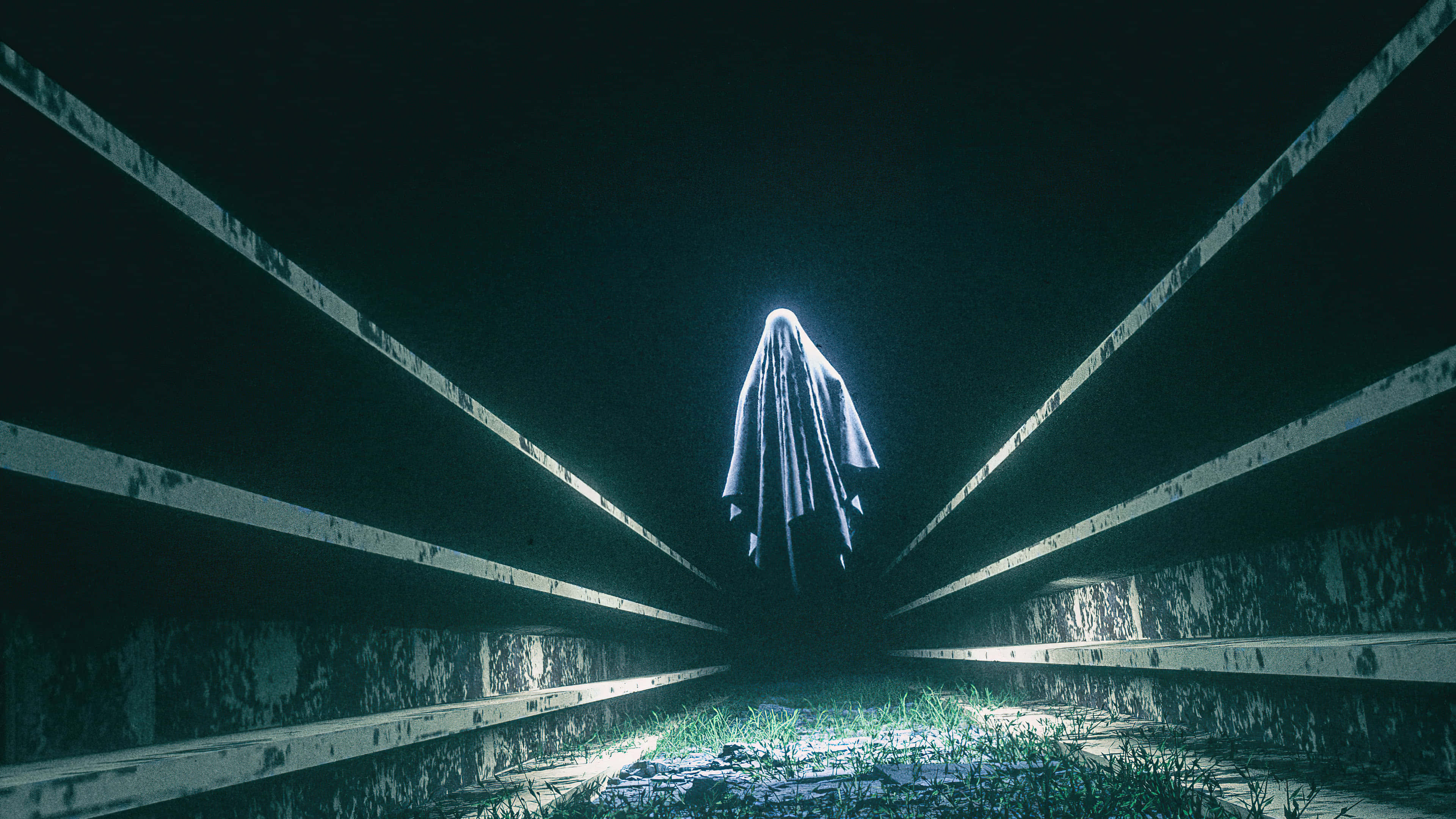 夜空之靈 - 一瞥神秘與不可見之物 壁紙 — 一個發光的鬼魂般的身影站在一條黑暗、腐朽的木橋盡頭，夜空下。
