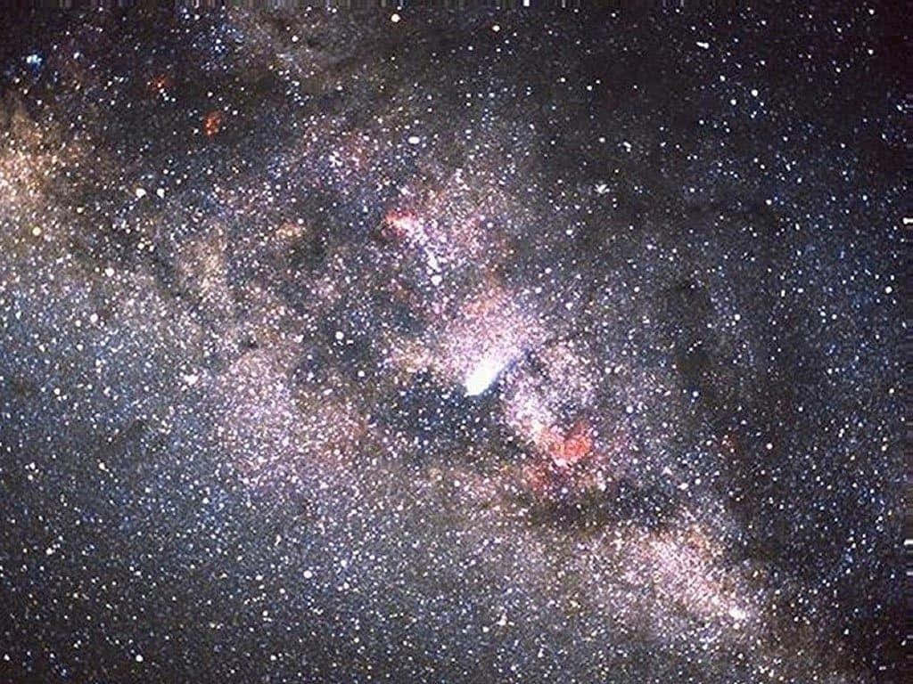 深空中帶有恆星和彩色星雲的銀河系。