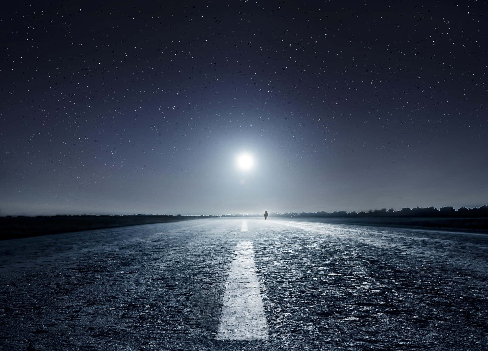 夜空的景色 壁紙 — 一個孤獨的身影在月光照耀的道路上行走，頭上是繁星點點的夜空，前方是一輪明亮的滿月。
