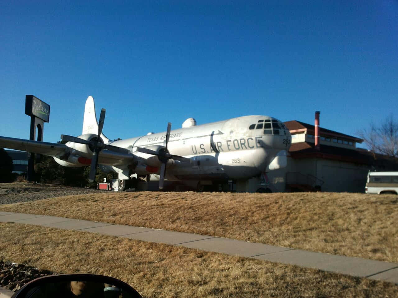 在晴朗的日子裡，一架美國空軍飛機在戶外展示。
