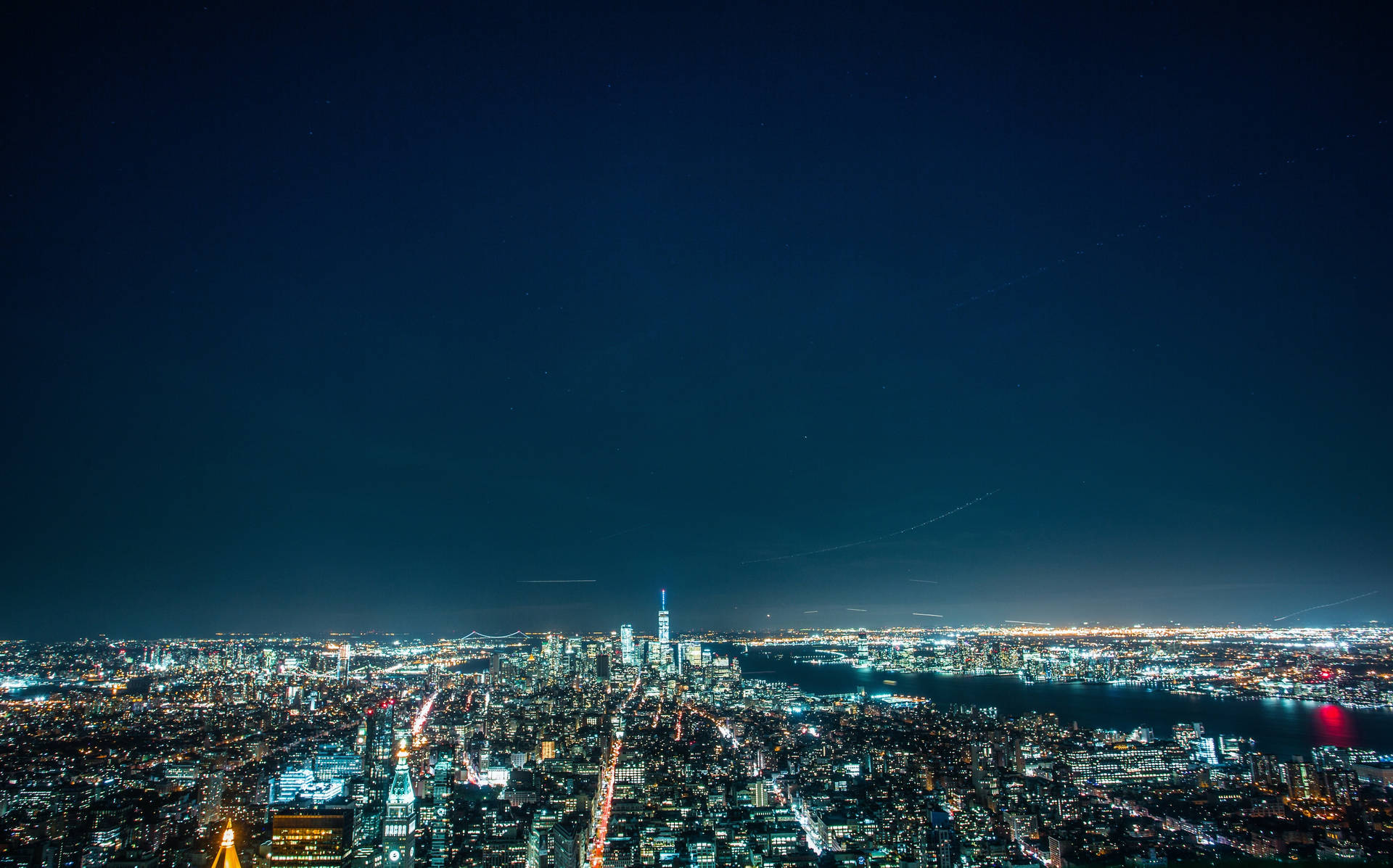 夜晚充滿活力的城市天際線，閃爍的燈光和星空。