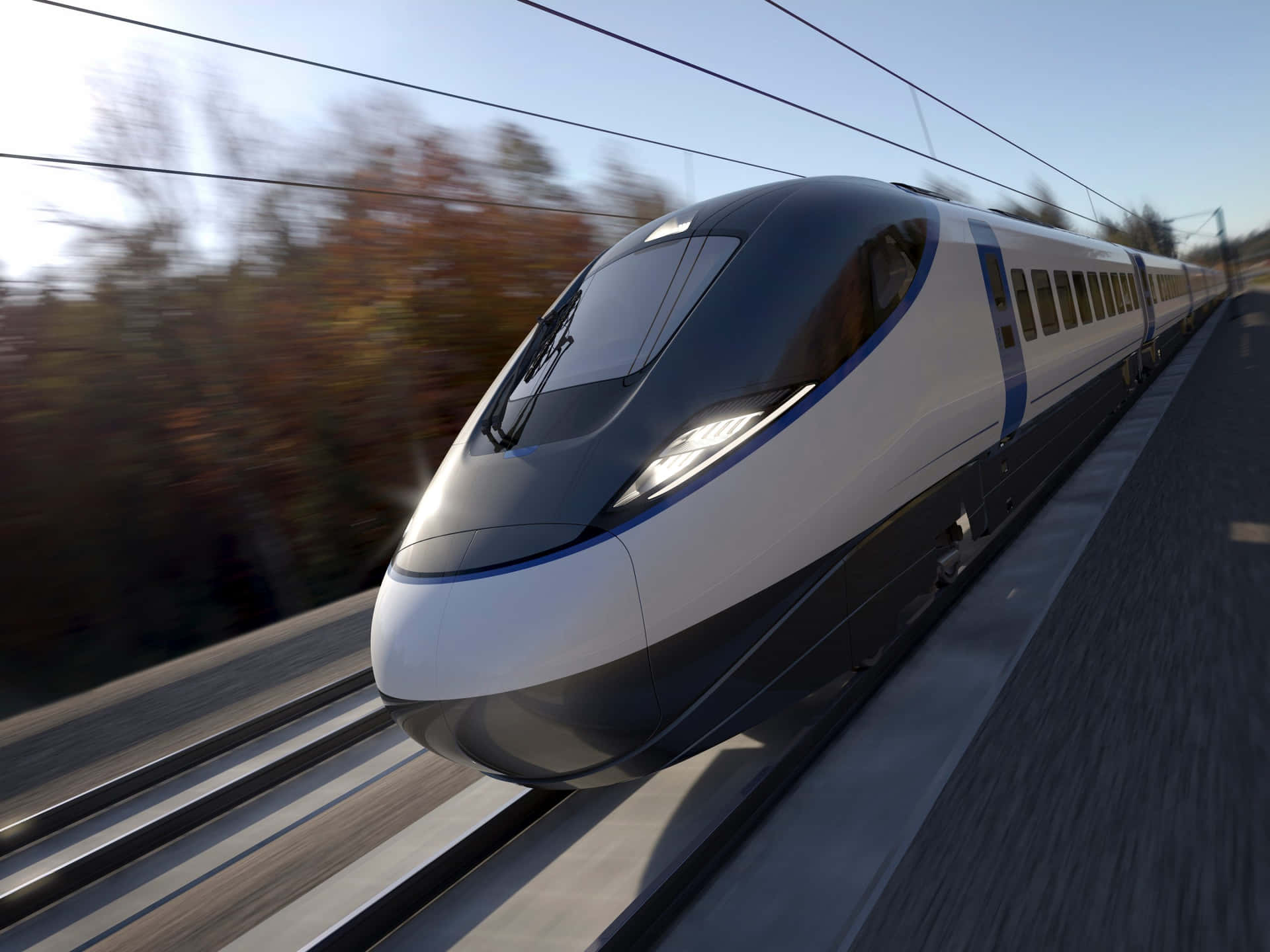 一列高速列車在陽光明媚的日子裡穿過秋天的森林。