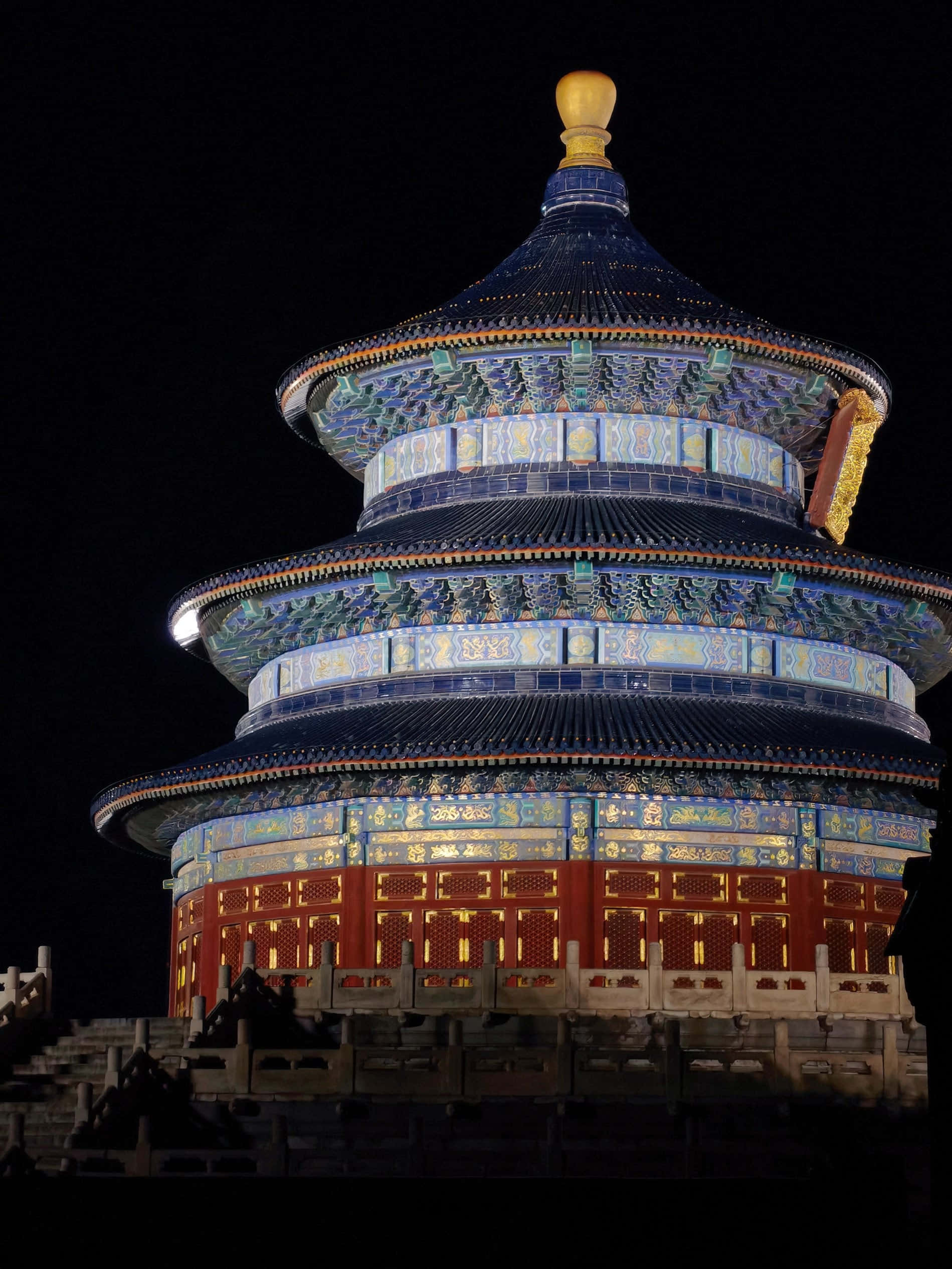 夜色中的天壇 壁紙 — 天壇在漆黑的夜空下，閃耀著精緻的藍色和金色瓷磚。