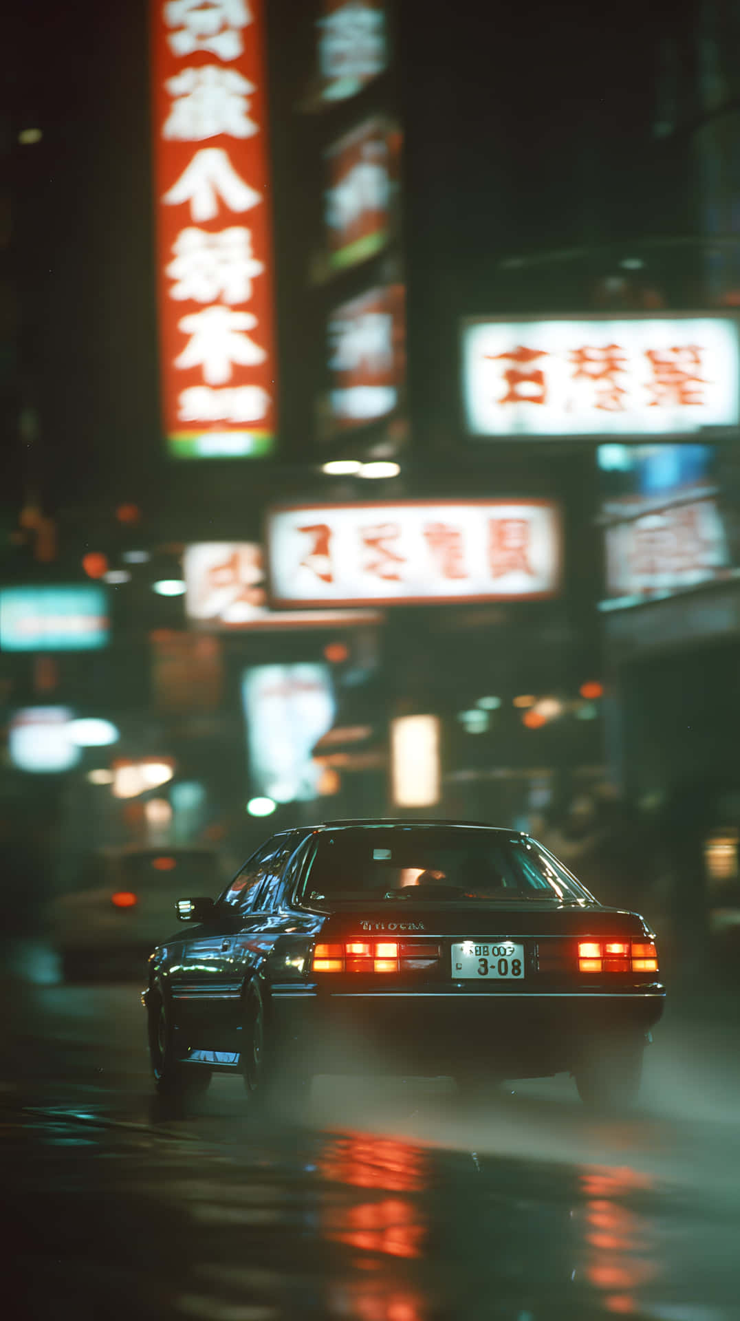 黑色汽車在雨夜的城市街道上行駛，發光的霓虹招牌倒映在水坑中 — 手機 壁紙