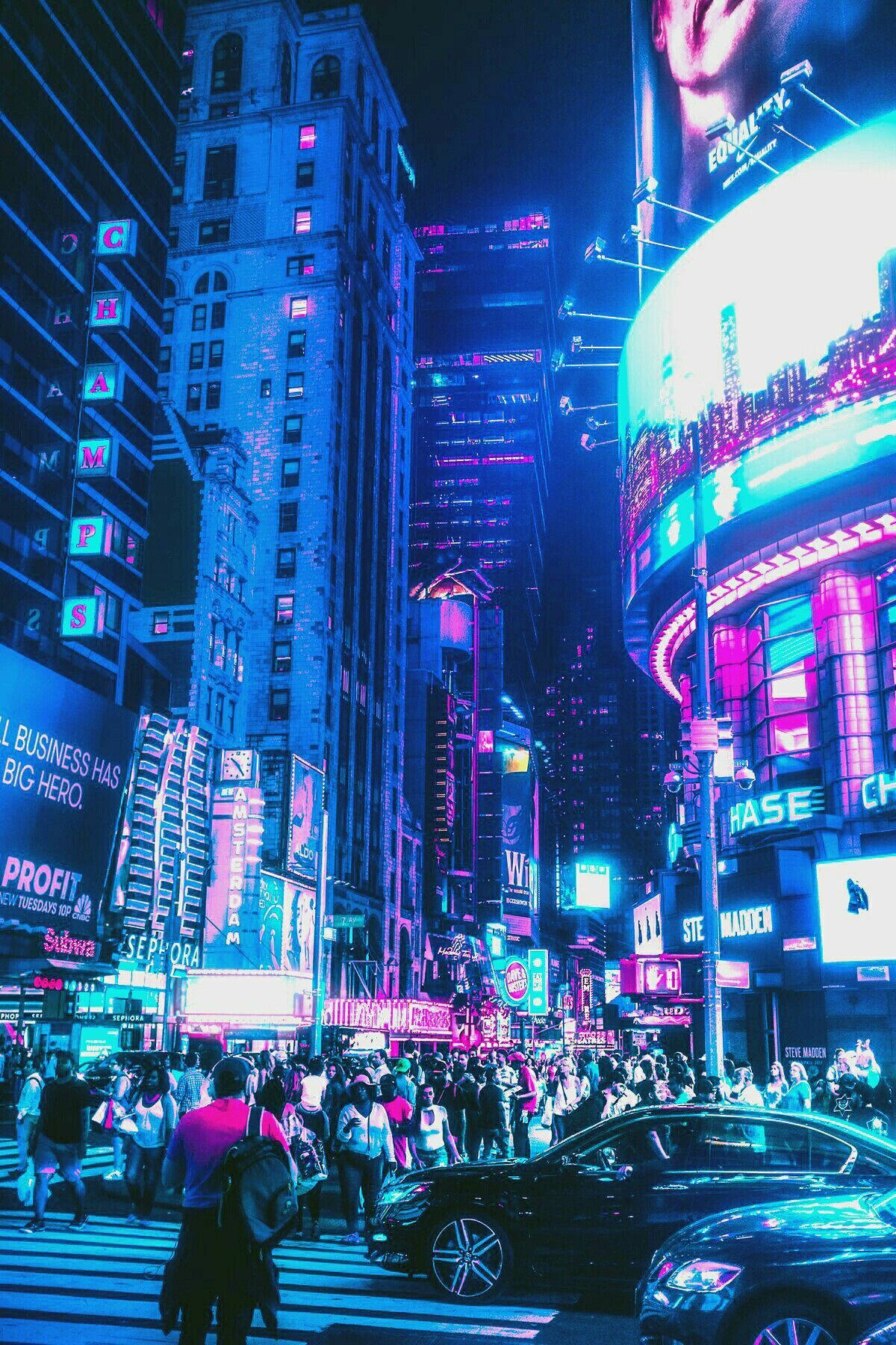 夜晚的城市街道，佈滿霓虹招牌和過馬路的行人。