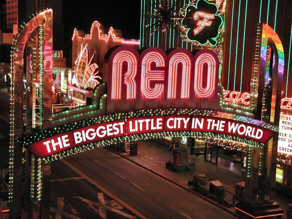 雷諾的霓虹招牌拱門，夜晚顯示「The Biggest Little City in the World」。