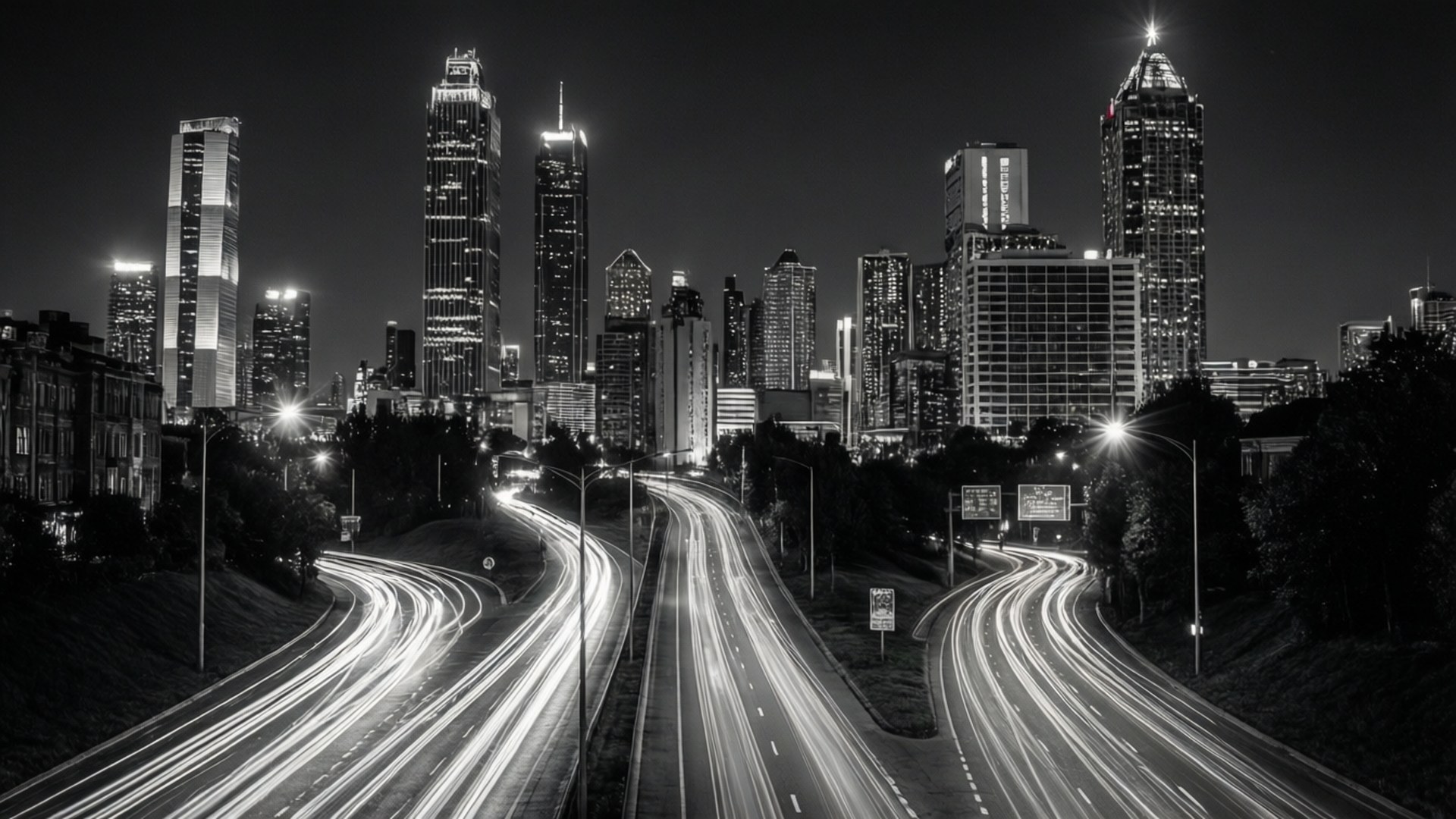 夜晚城市景觀，高速公路上行駛的汽車留下光軌。