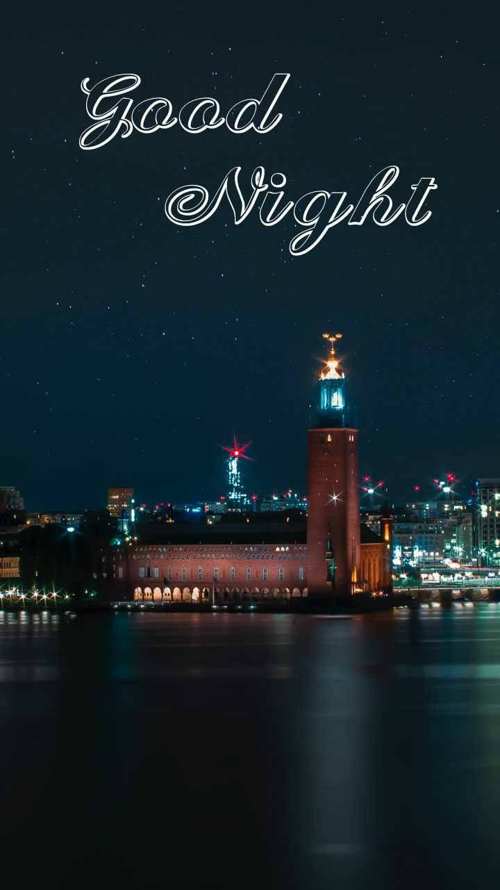 夜色城市風景 壁紙 — 星空下的夜景城市景觀，寧靜水面倒映著發光的塔樓，上方寫著「晚安」。