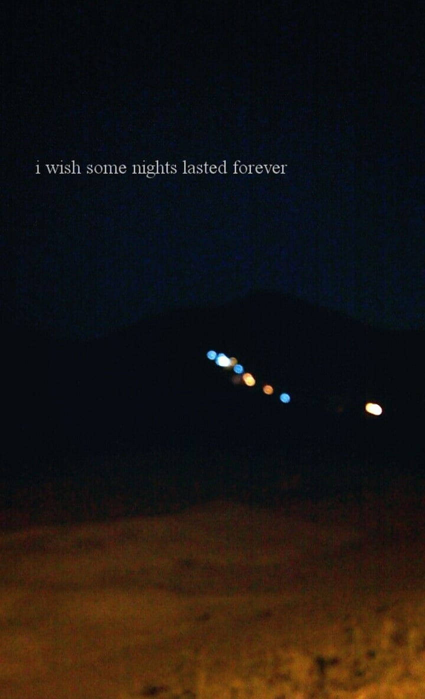 漆黑的沙漠夜晚，遠處有發光的燈光，文字希望夜晚能永遠持續。