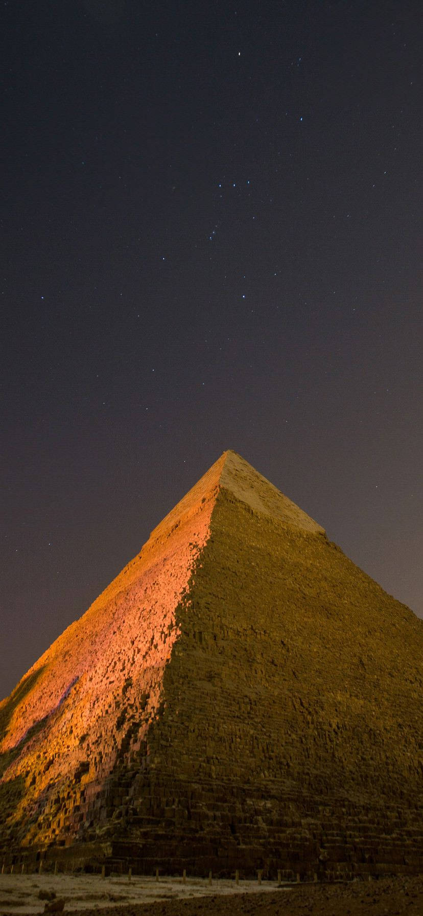 古金字塔在星空下夜間被照亮。