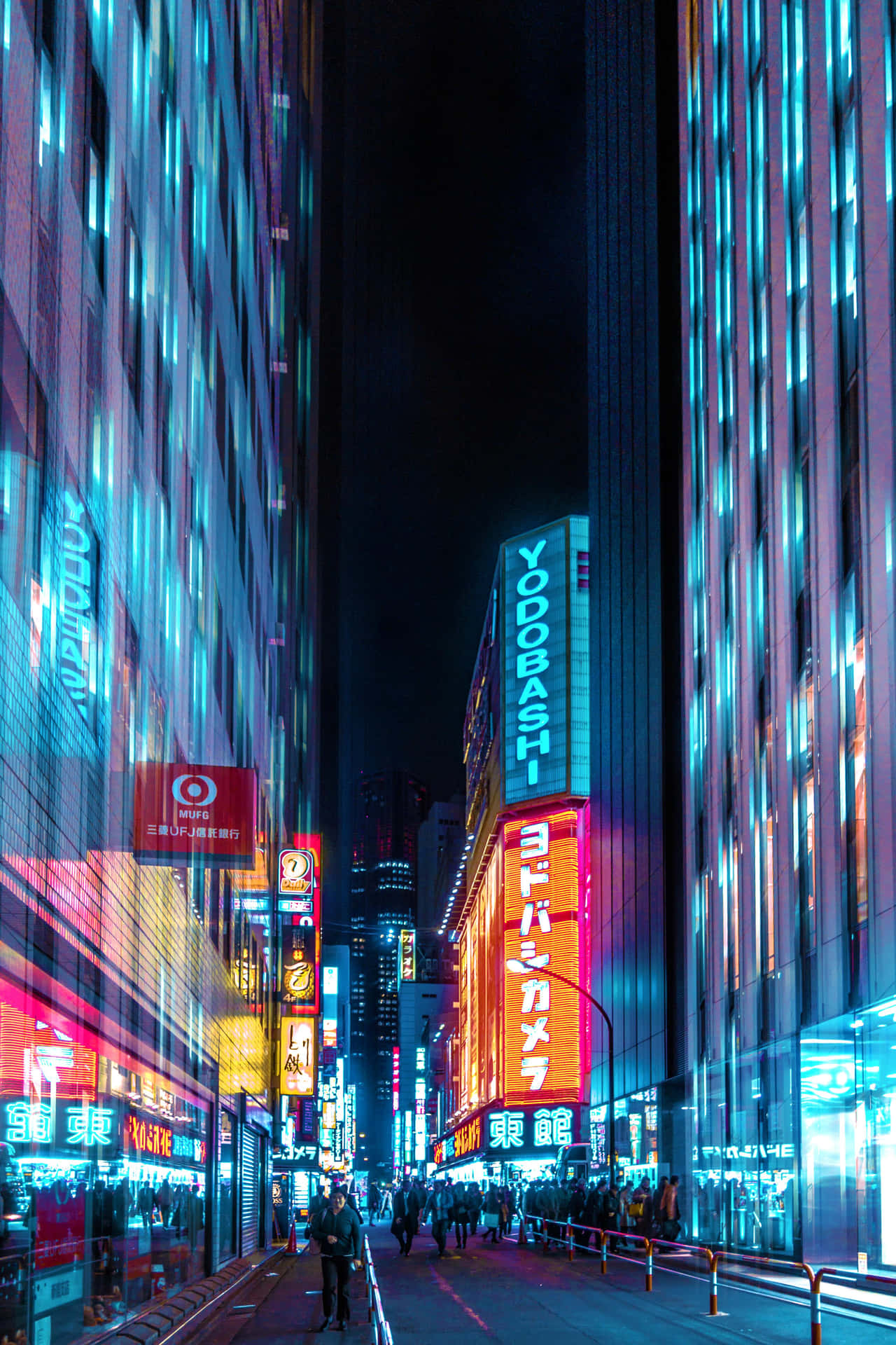 霓虹燈招牌照亮了夜晚繁忙的東京街道，行人穿梭在高樓大廈之間。