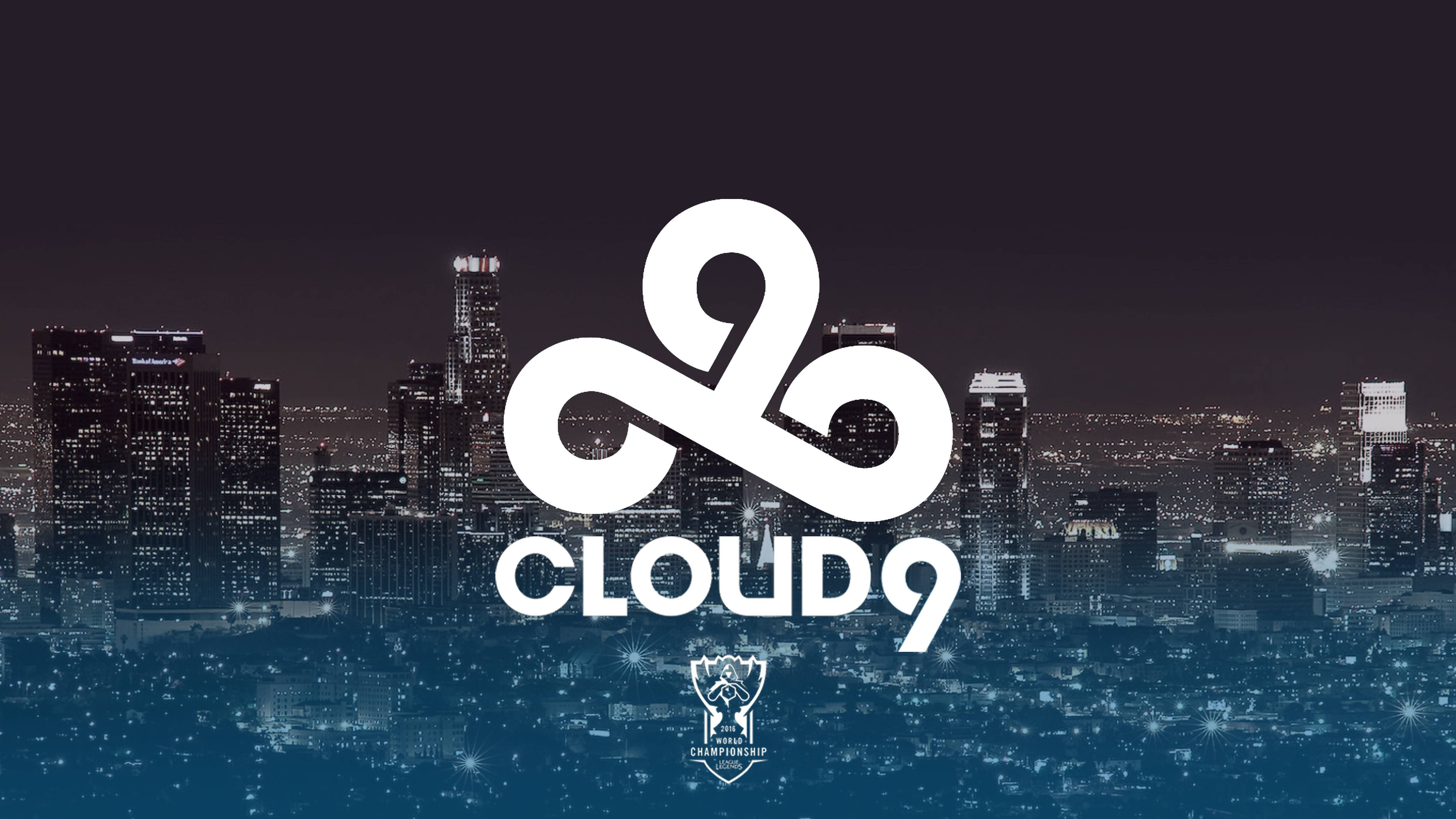 夜間 Cloud9 城市景觀 壁紙 — Cloud9 esports 標誌突出顯示在發光的夜間城市景觀和照亮摩天大樓之上。