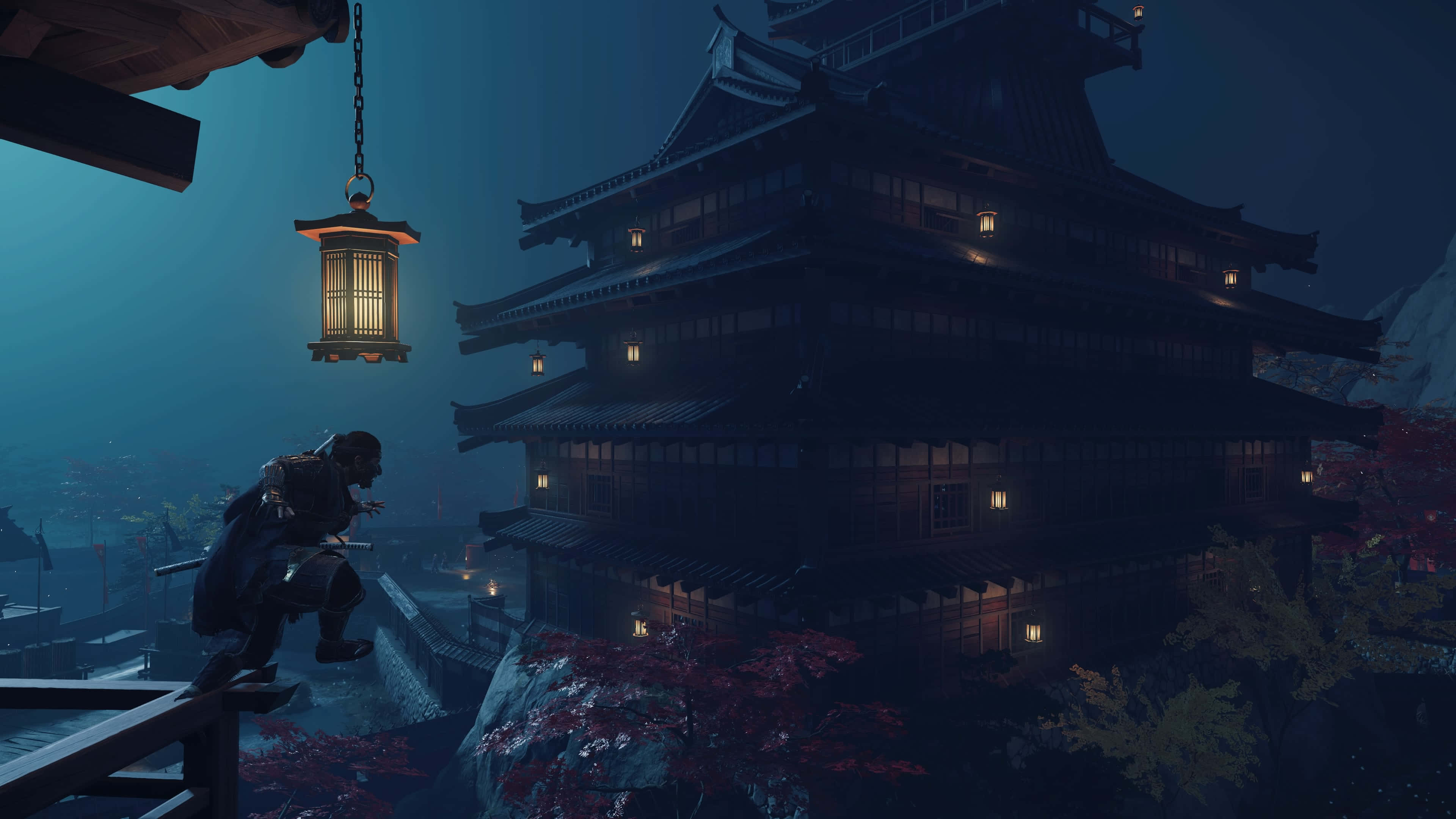 Feudal Japan 桌布 壁紙 — 夜間，一名忍者在一盞發光的燈籠下悄悄爬上木欄杆，迷霧籠罩著多層的日本寶塔。