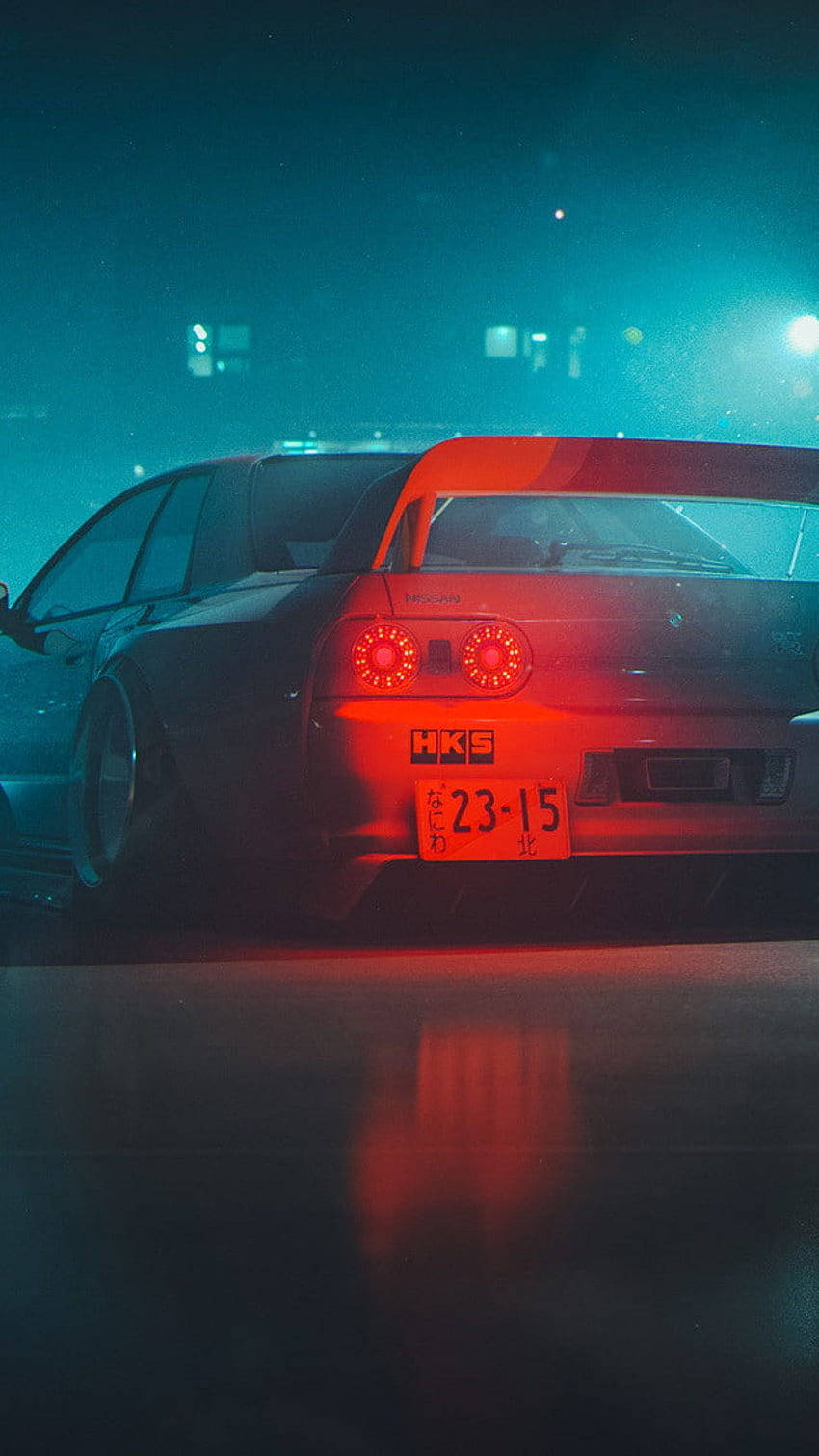 Nissan 桌布 壁紙 — 夜間，深色日產Skyline上的紅色尾燈在藍色環境照明和濕滑路面反射中發光。