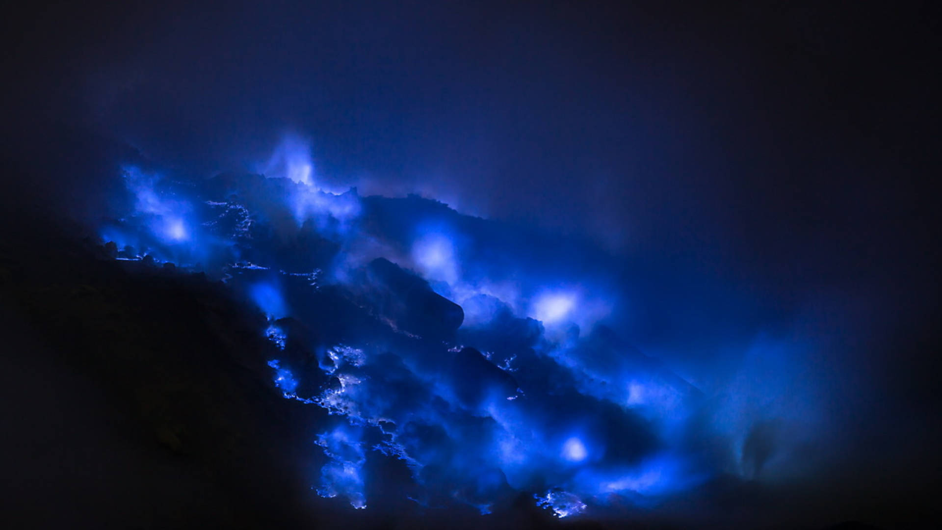 Flames 桌布 壁紙 — 夜間，發光的藍色生物發光現象照亮了黑暗的火山景觀。