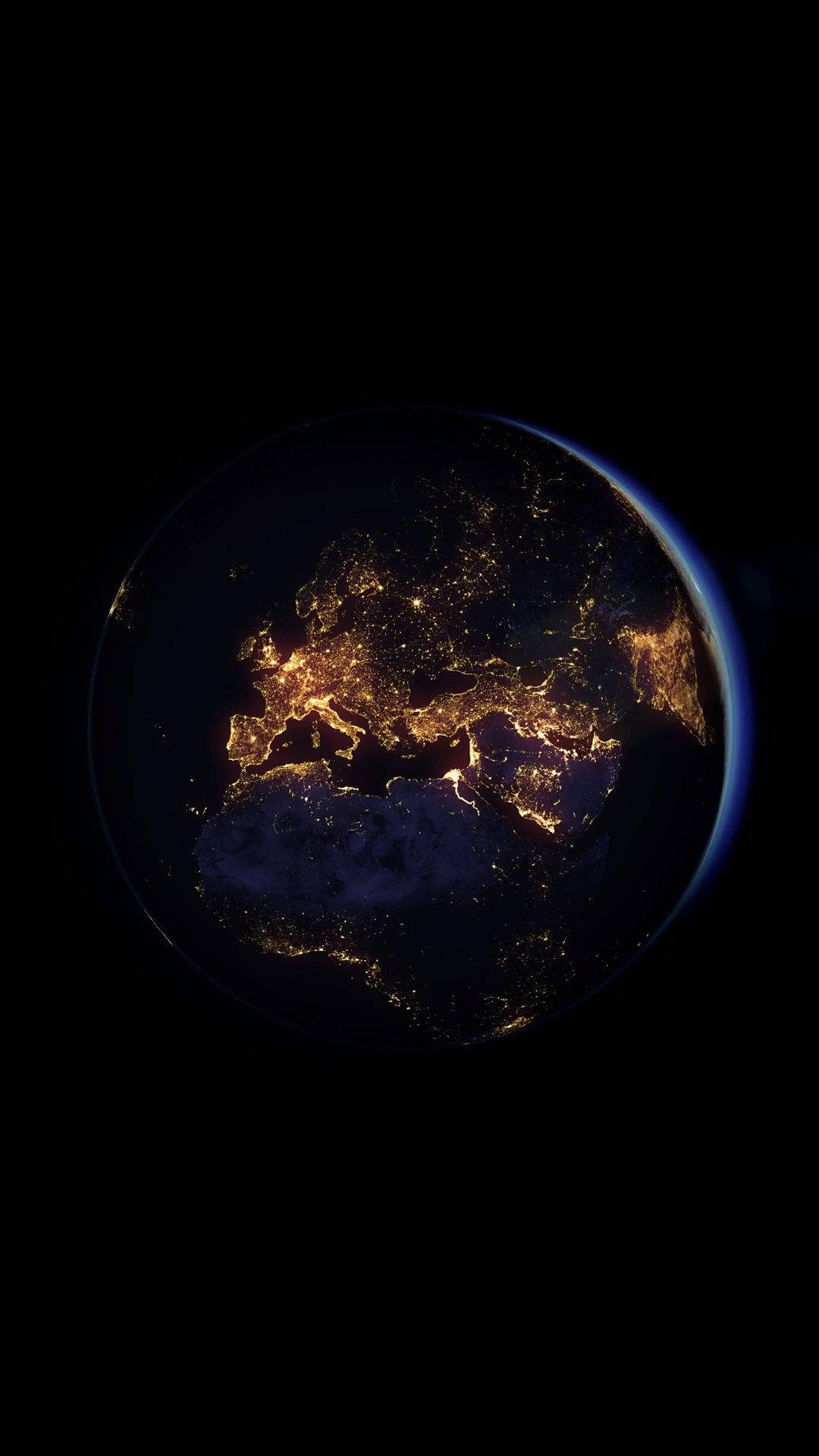 夜間地球 iPhone 6 壁紙 — 從太空俯瞰地球的壯麗夜景，突顯歐洲閃爍的城市燈光，映襯著黑暗的海洋和大氣層。