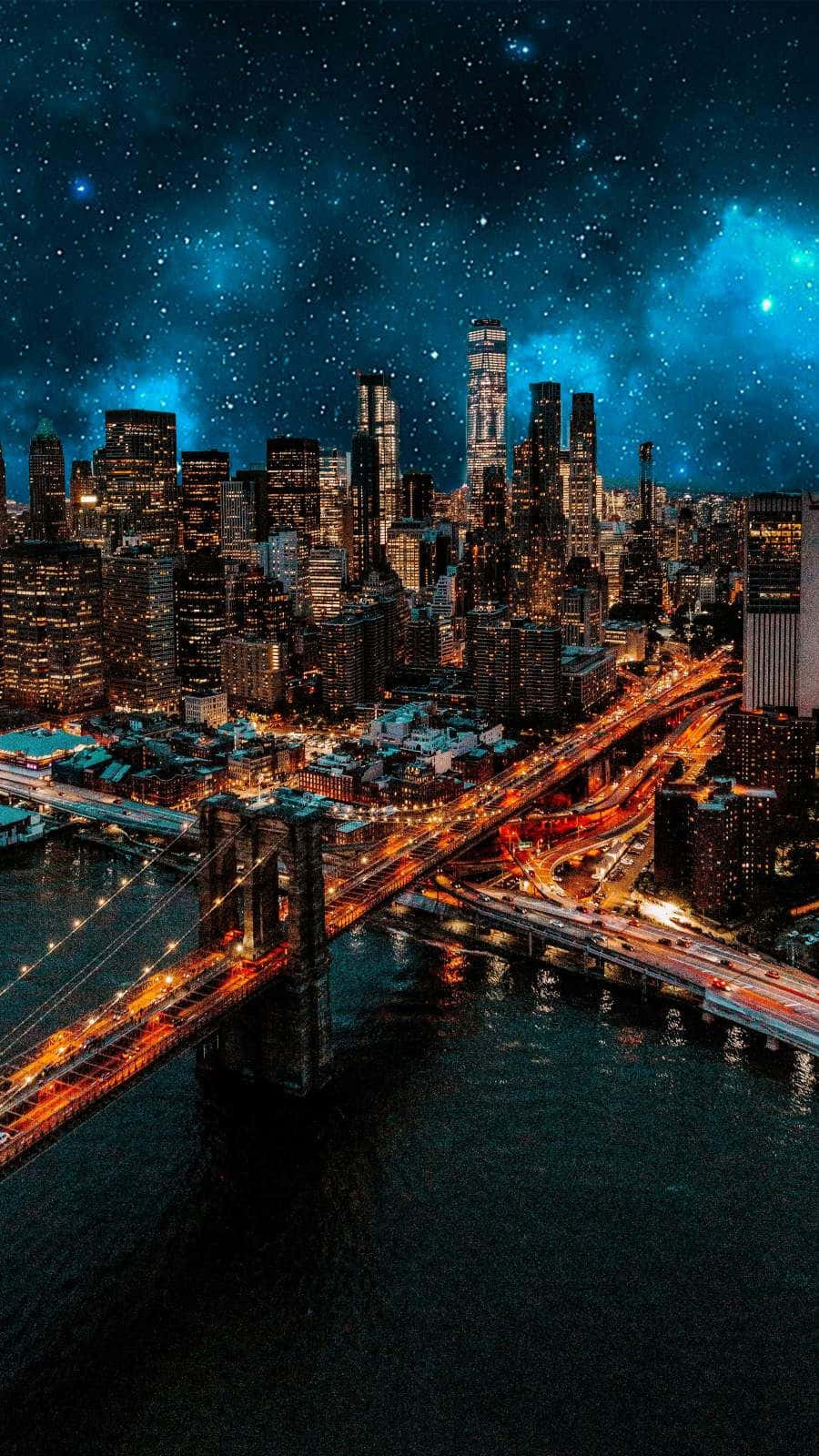 星空下，一座橋樑橫跨水面的熱鬧夜晚城市。