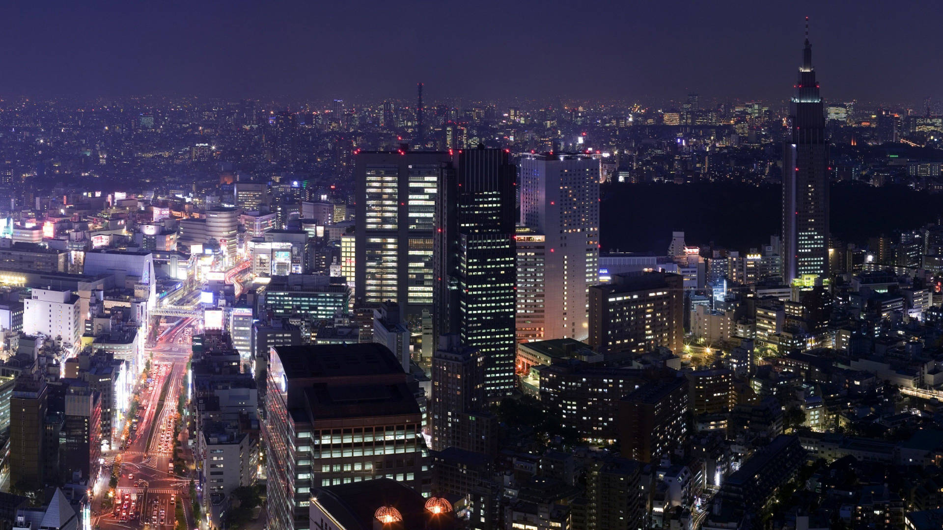 東京夜景，燈火通明的建築物和繁忙的街道。