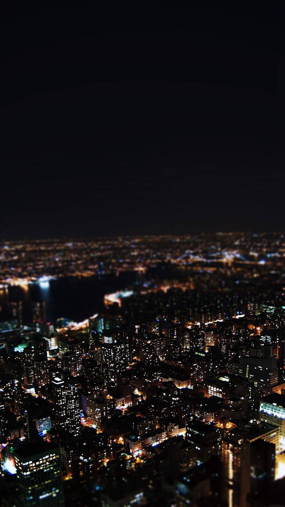 夜間城市的模糊鳥瞰圖，燈光閃爍。
