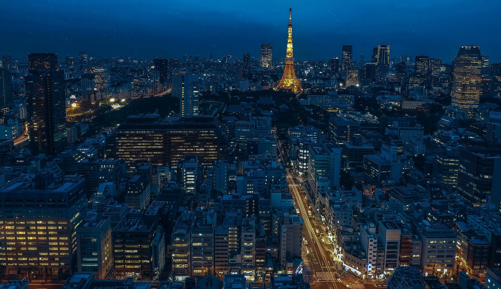 夜晚的東京城市景觀，東京鐵塔亮起，周圍建築物閃爍光芒。 — 東京 壁紙