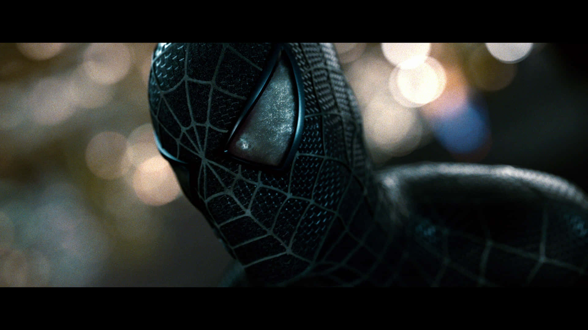 Spider Man 3 桌布 壁紙 — 夜間模糊城市燈光背景下，黑色蜘蛛俠面具特寫，眼睛發光。
