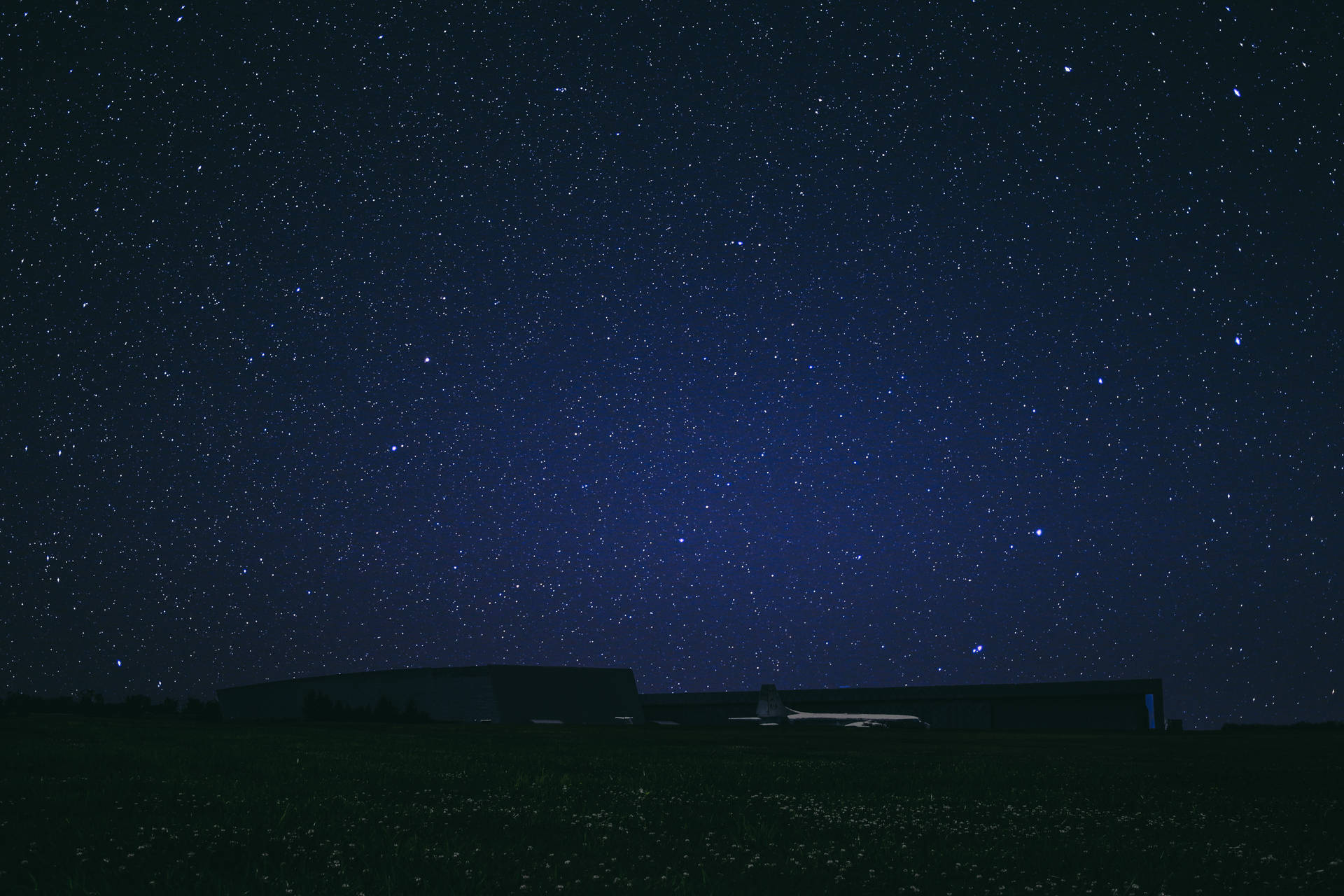 現代建築在滿天星斗的夜空襯托下呈現剪影。
