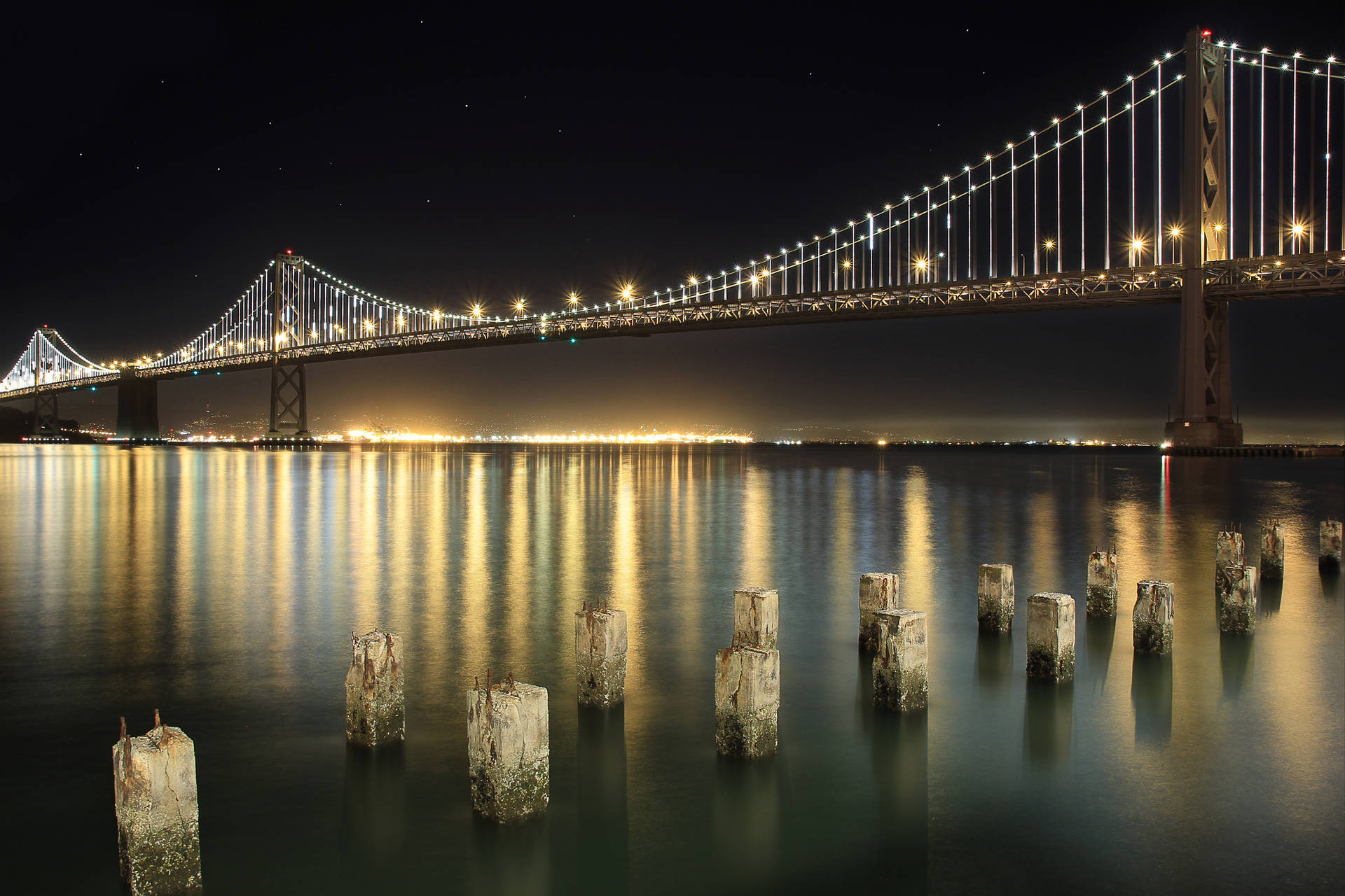 夜晚水上照明吊橋，星空和倒影。