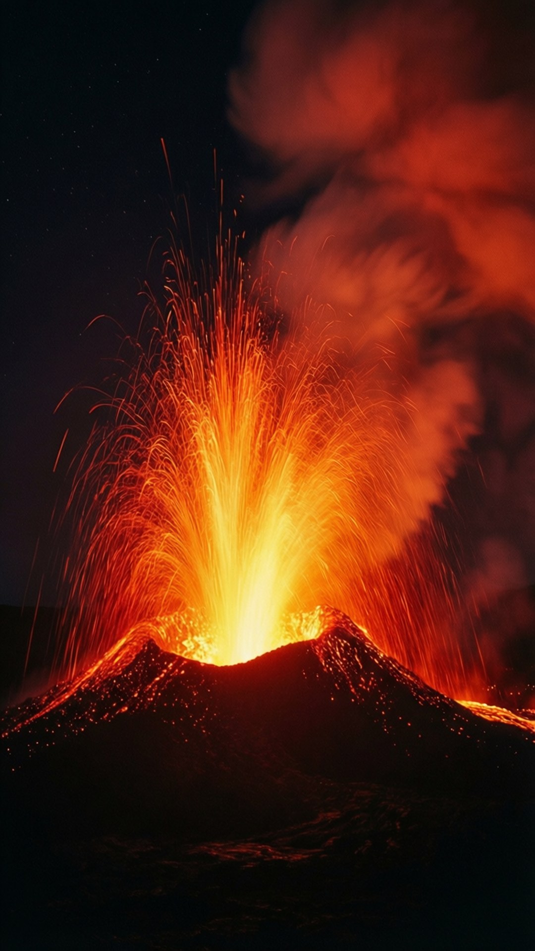 夜晚火山爆發，明亮的熔岩和煙霧映襯著黑暗的天空。