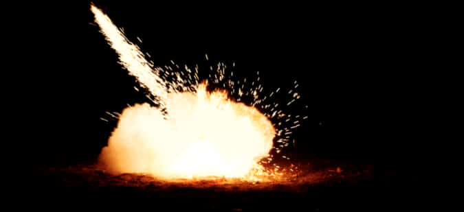 夜間爆炸火光與煙霧 壁紙 — 夜晚發生猛烈爆炸，將明亮的橙色火花和煙霧送入黑暗的天空。