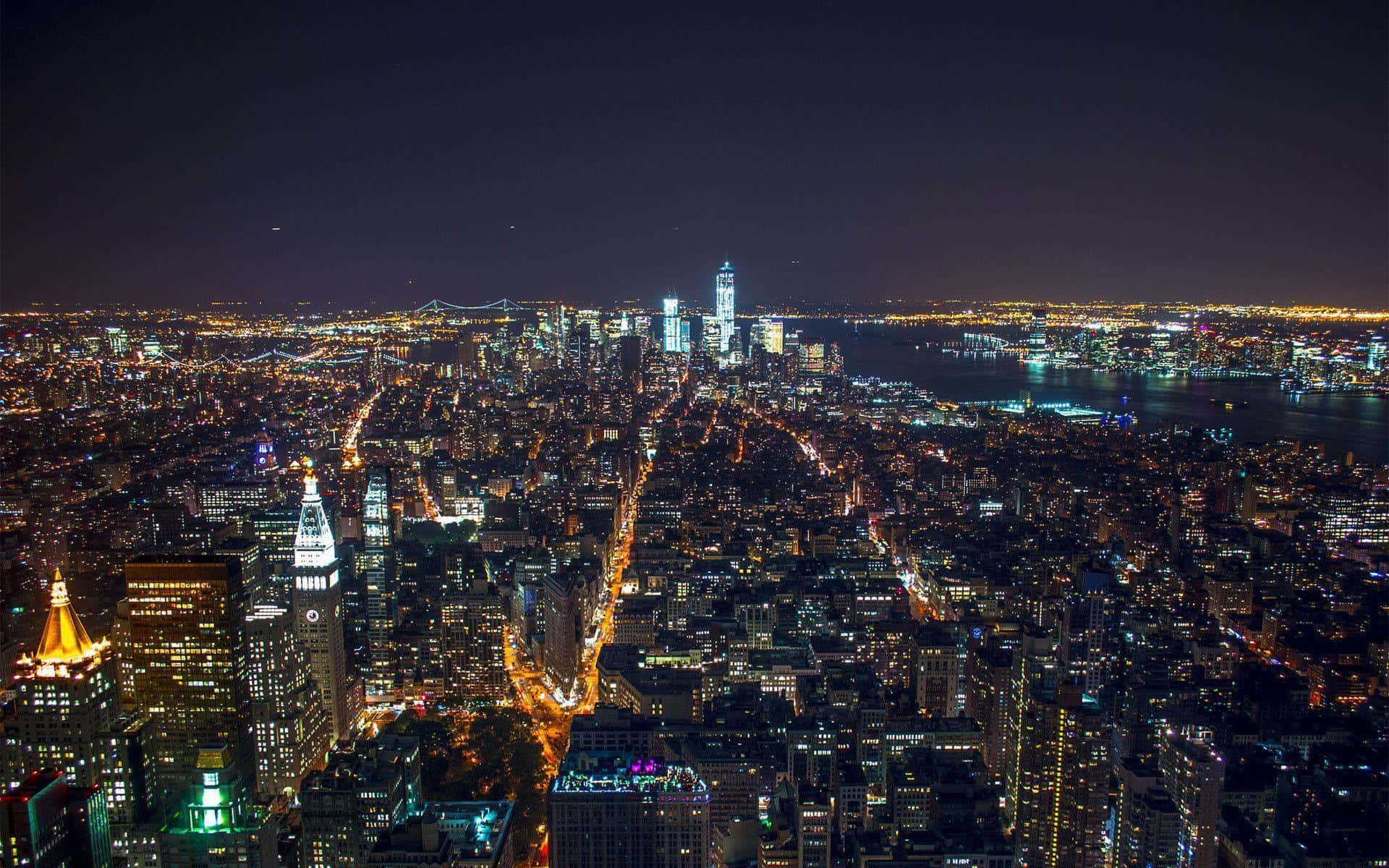 紐約市夜景鳥瞰圖，閃爍的建築物和街道。