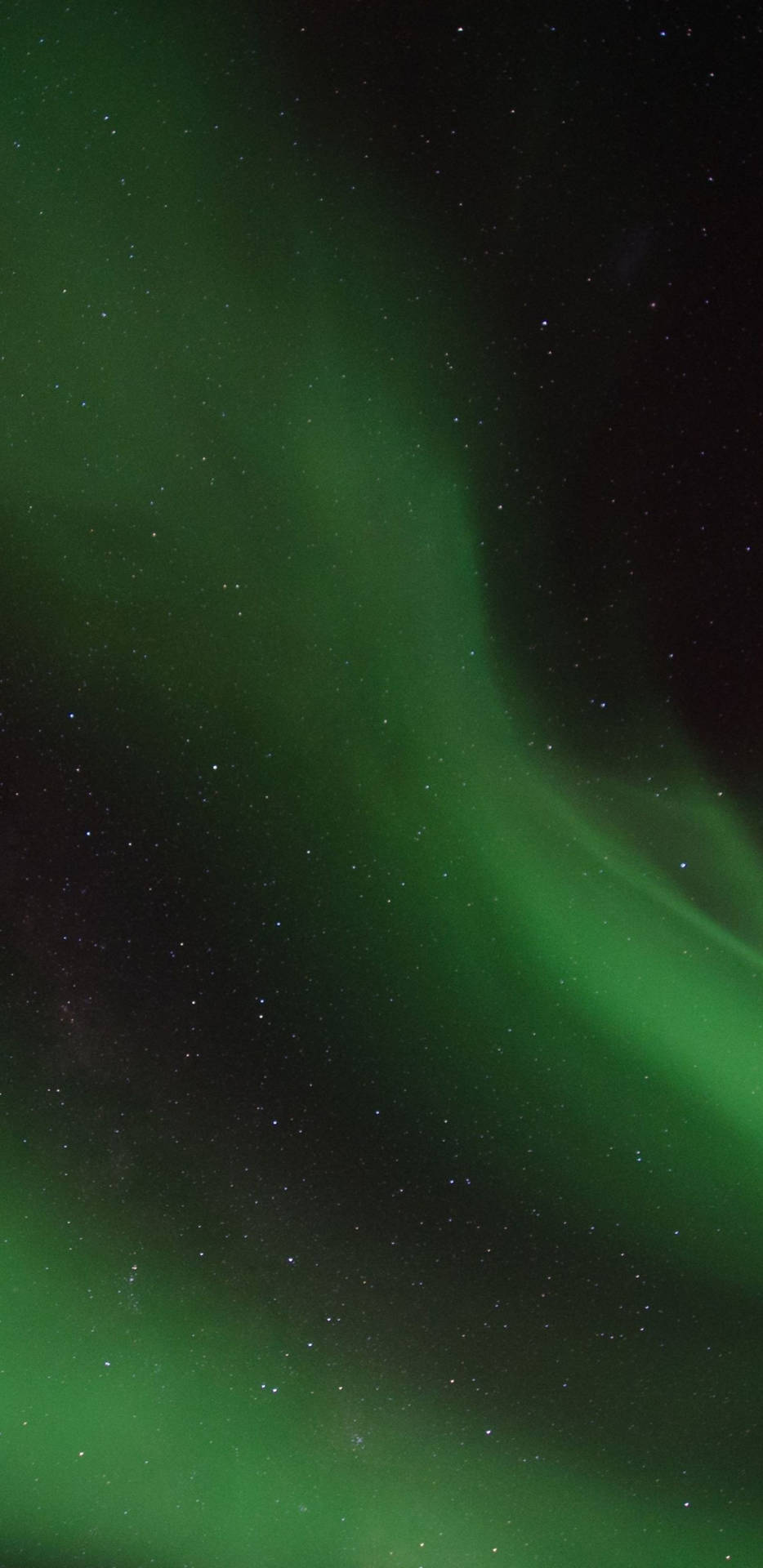 在繁星點點的夜空中發光的綠色北極光。 — 綠色天空 壁紙