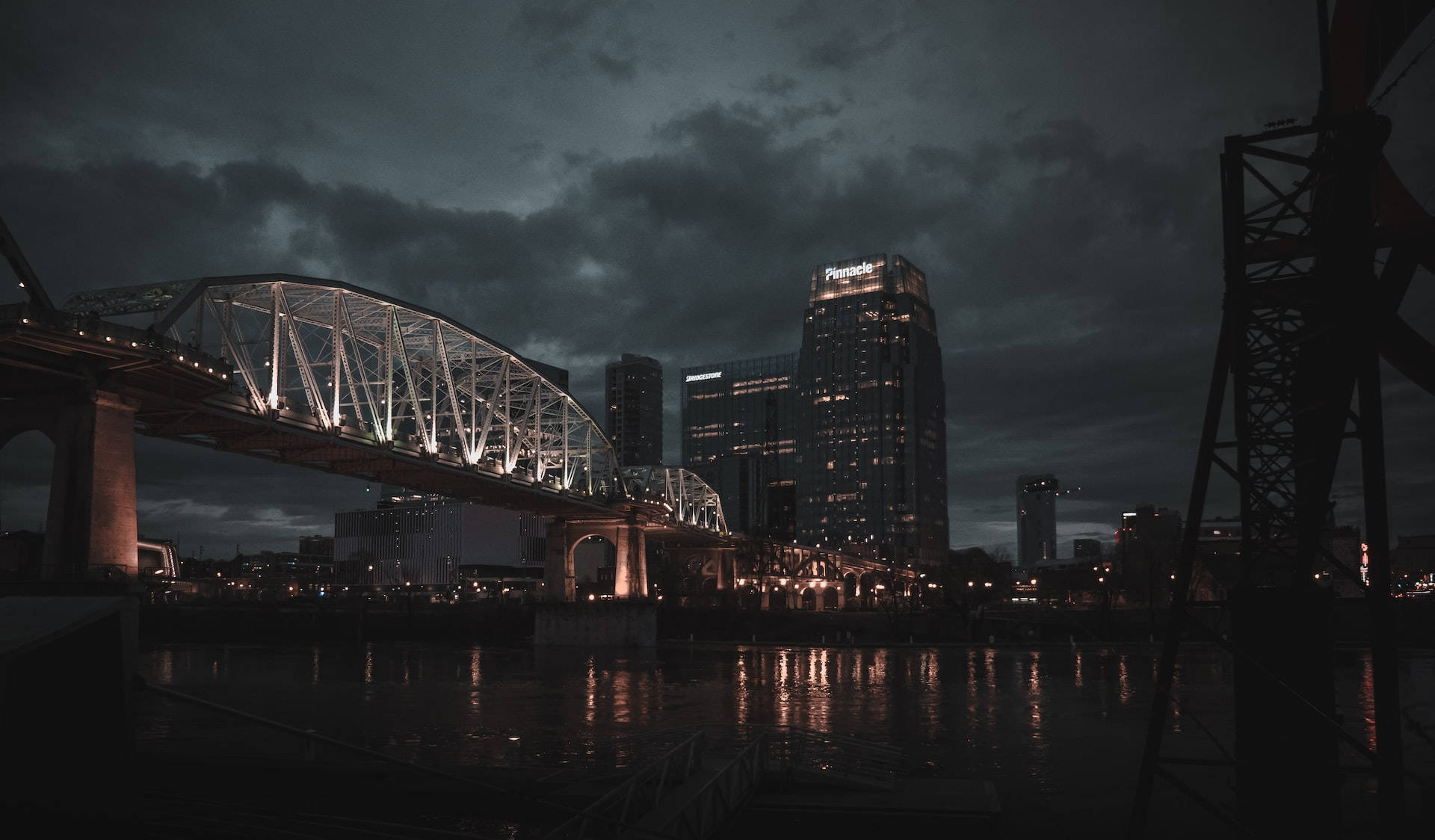 夜間美學：河畔人行橋