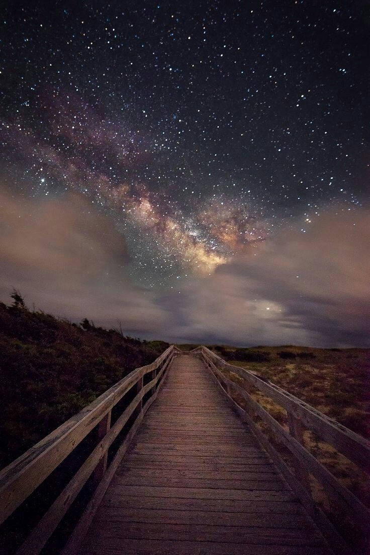 木製步道通往可見銀河的星空夜空。