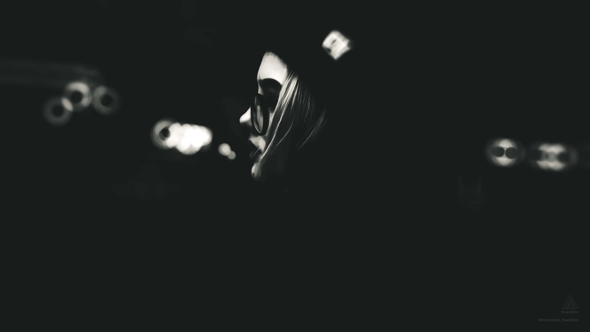 黑白女性側面輪廓與夜晚模糊的城市燈光。