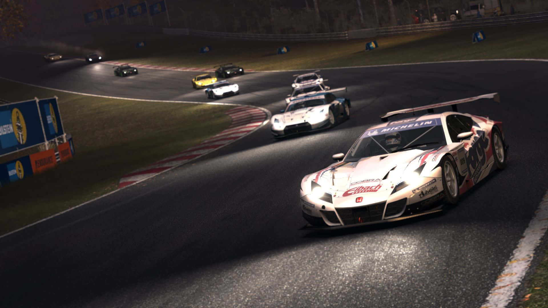 Grid Autosport 桌布 壁紙 — 夜間賽車在體育場燈光下於潮濕賽道上疾馳，留下輪胎煙霧。