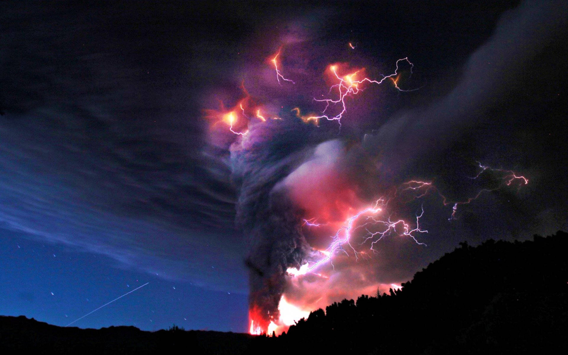 夜間颶風 壁紙 — 夜間火山爆發，熾熱的熔岩和生動的閃電照亮了烏雲和輪廓分明的山丘。
