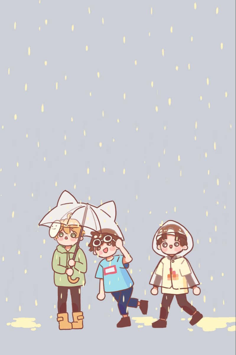 三個朋友在雨中撐傘穿雨衣行走，有水坑
