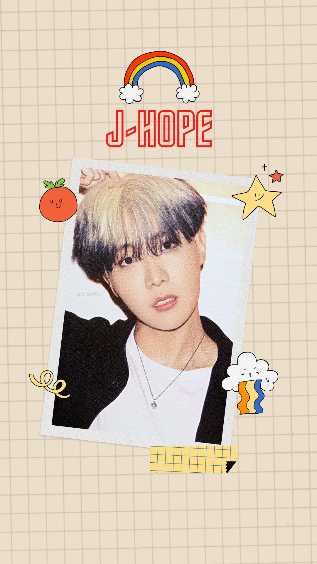 夢幻 J-Hope 彩虹 壁紙 — 一個歡樂的拼貼畫，J-Hope 的照片被卡通彩虹、星星和水果環繞在網格背景上。