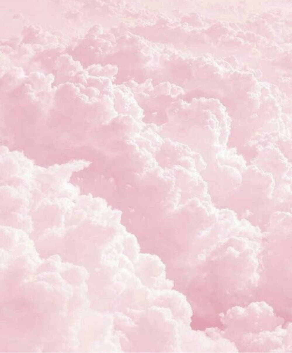 粉彩粉紅色和白色雲朵在寧靜的天空中漂浮。