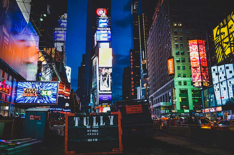 夜晚霓虹燈照亮城市街道，高聳的建築物和發光的廣告牌。