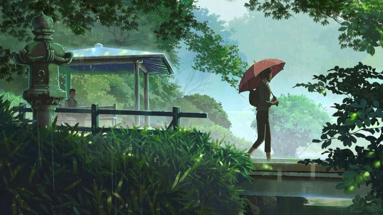 夢幻動漫世界 壁紙 — 一個孤獨的身影撐著紅傘，在細雨中沿著石徑穿過茂密的綠意。