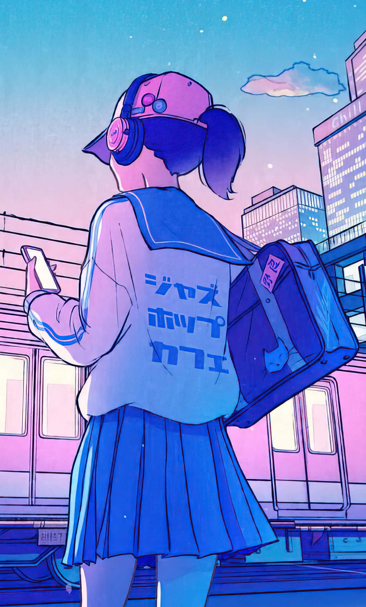 夢幻動畫美學 壁紙 — 一個穿著藍色校服和粉紅色帽子的女孩在黃昏時走過一列火車，身後是發光的城市建築。
