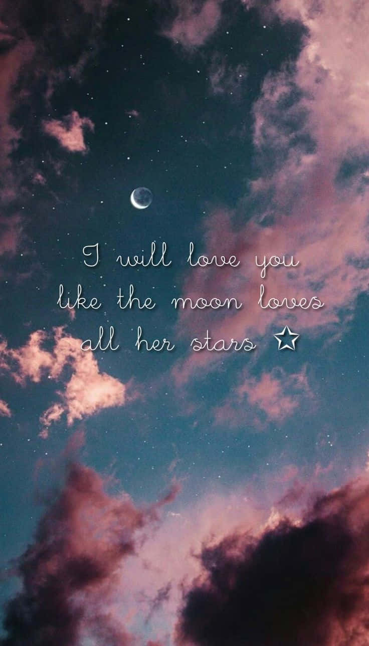 Love Quotes 桌布 壁紙 — 夢幻嘅暮色天空，有粉紅色同藍綠色嘅雲、新月同星星，上面覆蓋住浪漫嘅草書文字。