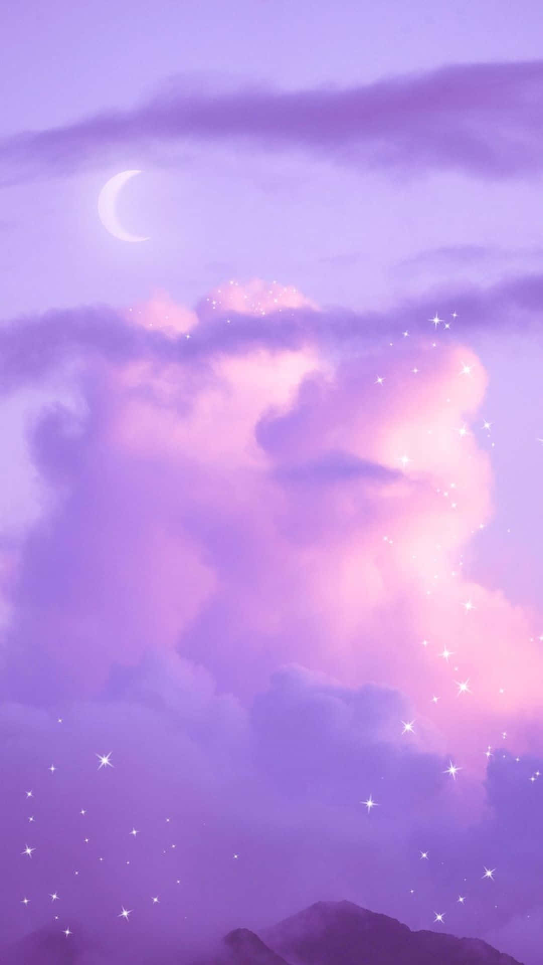 dreamy 桌布 壁紙 — 夢幻嘅暮色天空，用柔和嘅紫色同粉紅色繪製，新月同閃爍嘅星星喺剪影山脈之上。