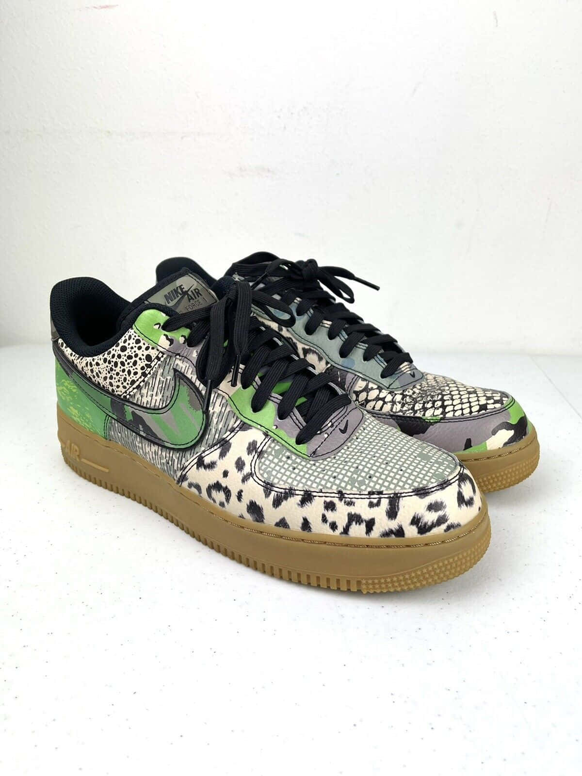 Nike Air Force 1運動鞋，帶有豹紋和蛇紋圖案。
