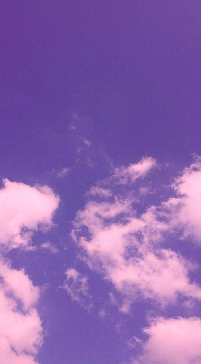 粉紅色雲朵在紫色暮色天空中漂浮