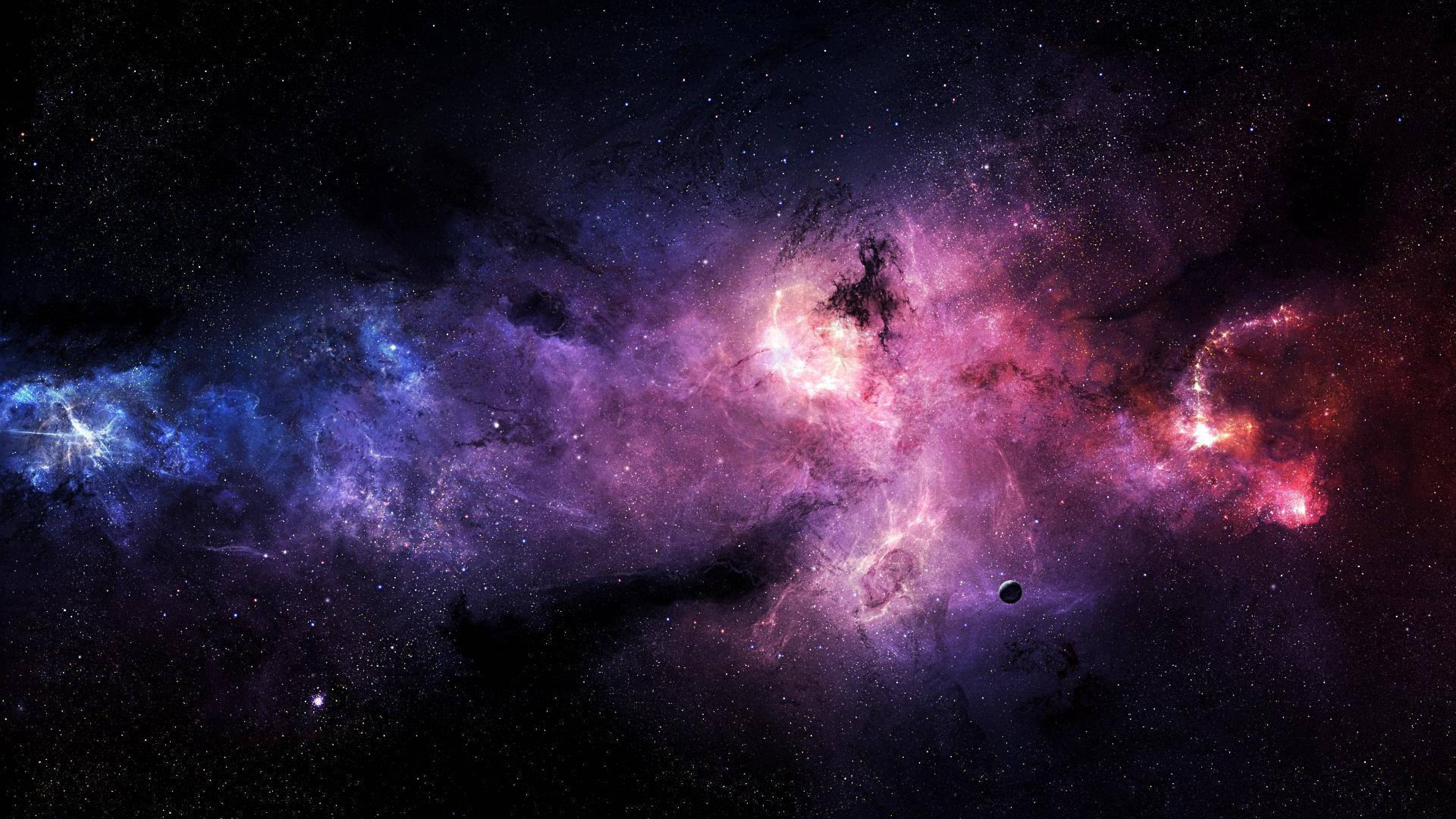 夢幻星系桌面 4K 壁紙 — 充滿活力的宇宙星雲以電光紫、粉紅和藍色旋轉，背景是星場，附近漂浮著一顆小行星。