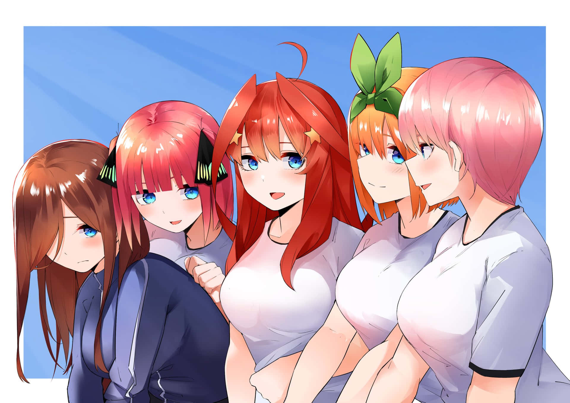 五位動畫女孩，擁有色彩繽紛的頭髮和藍色眼睛，穿著休閒襯衫一起擺姿勢。
